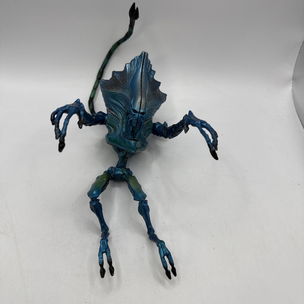 VTG 1996 ID4 Independence Day 8" Alien Science Officer Action Figure Blue‎